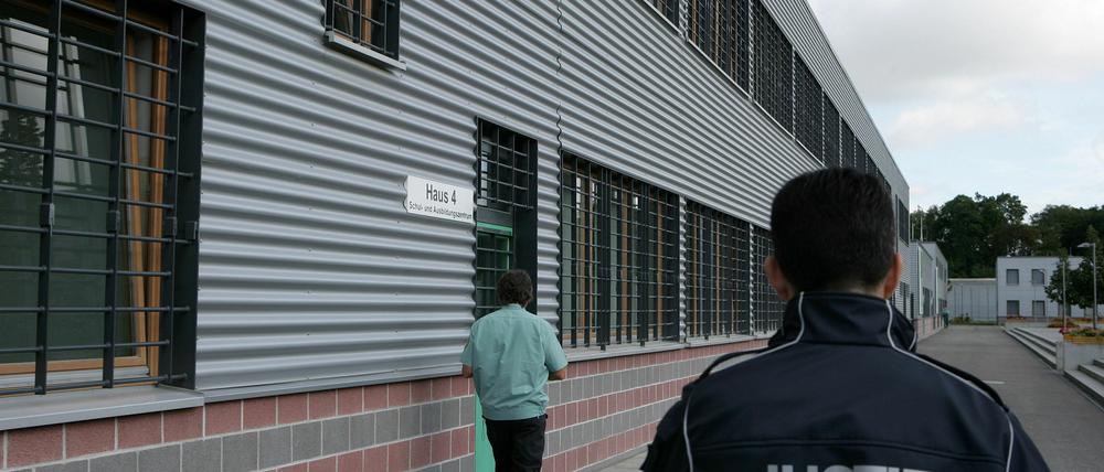 Aus der JVA Wriezen ist der veurteilte Mörder aus dem offenen Vollzug geflohen. Der 21-Jährige gelte für die Öffentlichkeit aber nicht als gefährlich, sagte ein Sprecher der Polizeidirektion Ost in Frankfurt (Oder) am Dienstag (28.08.2012).