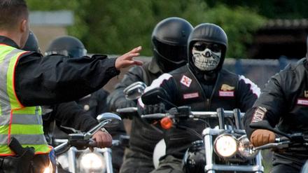 Die Polizei geht derzeit massiv gegen Rocker vor - so wie hier am 21.07.12 im südbrandenburgischen Kolkwitz am Rande einer Feier der Hells Angels Cottbus.