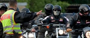 Die Polizei geht derzeit massiv gegen Rocker vor - so wie hier am 21.07.12 im südbrandenburgischen Kolkwitz am Rande einer Feier der Hells Angels Cottbus.