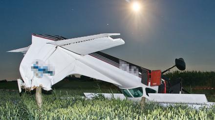 Hell leuchtet der Mond in der Nacht am 21.06.2013 über einer notgelandeten Cessna, die sich auf einem Feld nahe Bienenwerder im Oderbruch (Brandenburg) überschlagen hat. Bei der Notlandung eines Sportflugzeuges am Freitag sind der Pilot und ein Flugschüler verletzt worden.