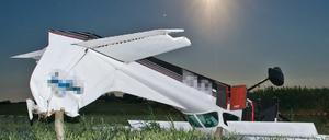 Hell leuchtet der Mond in der Nacht am 21.06.2013 über einer notgelandeten Cessna, die sich auf einem Feld nahe Bienenwerder im Oderbruch (Brandenburg) überschlagen hat. Bei der Notlandung eines Sportflugzeuges am Freitag sind der Pilot und ein Flugschüler verletzt worden.