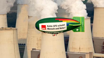 Die Umweltschutzorganisation Greenpeace hatte im Herbst 2012 mit einem vierzig Meter langen Zeppelin über dem Braunkohlekraftwerk im brandenburgischen Jänschwalde gegen die klimaschädliche, braunkohlefreundliche Politik der brandenburgischen SPD protestiert.