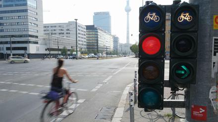 Mangelhafte Infrastruktur trägt in Berlin dazu bei, dass der Verkehr für Radfahrer und Fußgänger gefährlich ist - vor allem an großen Kreuzungen.