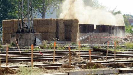 Auf dem Bahnhofsgelände in Oranienburg (Brandenburg) ist am 28.09.2012 ein intakter chemischer Langzeitzünder einer zerschellten 5 Zentner Bombe gesprengt wworden.
