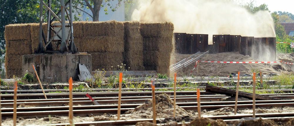 Auf dem Bahnhofsgelände in Oranienburg (Brandenburg) ist am 28.09.2012 ein intakter chemischer Langzeitzünder einer zerschellten 5 Zentner Bombe gesprengt wworden.
