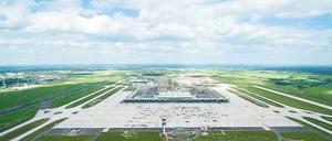 Berlin baut auf. Eine kleine Orientierungshilfe aus der Luft: Das neue Flughafengebäude ist 715 Meter lang, links ist die Nordbahn (3600 Meter Länge) zu sehen, rechts die künftige Südbahn mit 4000 Meter Länge. Unten steht der 47 Meter hohe Tower. Die Straße rechts unten führt zum ILA-Gelände. Und ganz links am Bildrand ist das jetzige Schönefelder Flughafengebäude zu erkennen.