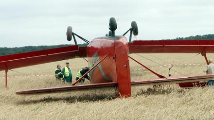 Mitarbeiter der Bundesstelle für Flugunfalluntersuchung (BFU) begutachteten am 11.08.2013 auf einem Kornfeld in der Nähe von Paulinenaue (Brandenburg) eine abgestürzte Propellermaschine.