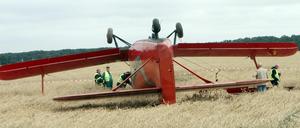 Mitarbeiter der Bundesstelle für Flugunfalluntersuchung (BFU) begutachteten am 11.08.2013 auf einem Kornfeld in der Nähe von Paulinenaue (Brandenburg) eine abgestürzte Propellermaschine.