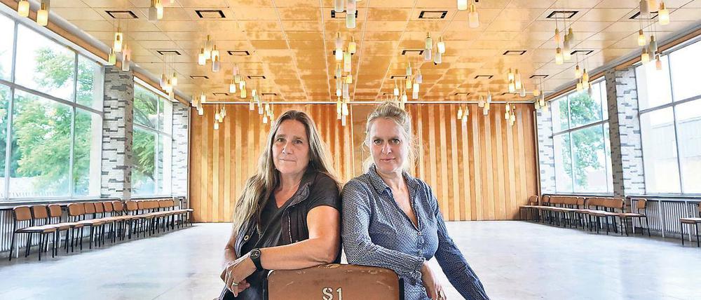 Ausgetanzt? Die Künstlerin Frau Schmidt-Theilig (links) und die Musikerin Silva Finger wollen den alten Bäkesaal auf dem Teltomatgelände in der Ruhlsdorfer Straße vor dem Abriss retten. In dem 300 Quadratmeter großen Saal und dem Bunker im Keller könnten Jugendliche ungestört feiern, finden sie.