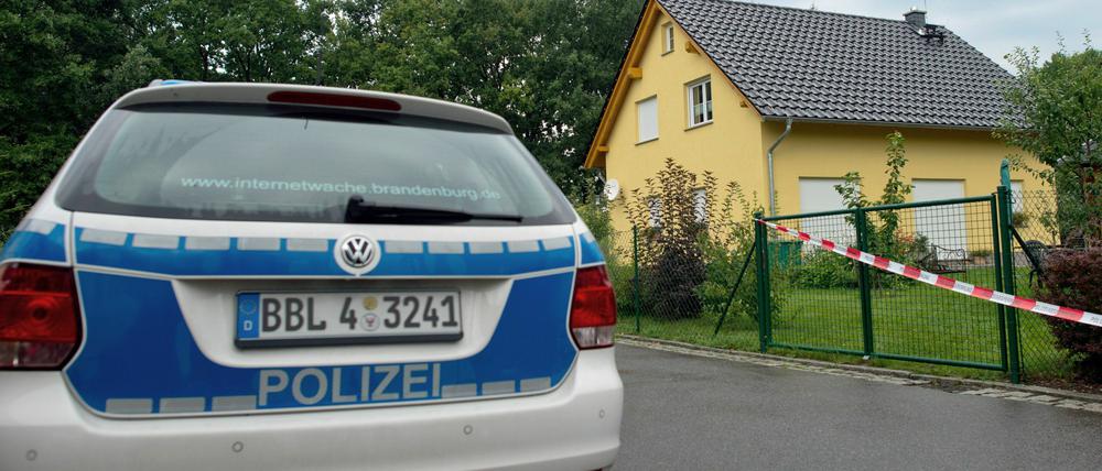 In diesem von der Polizei am 13.08.2013 abgesperrten Einfamilienhaus in Werben im Landkreis Spree-Neiße (Brandenburg) sind ein Elternpaar und seine beiden Söhne bei einer Bluttat in Brandenburg schwer verletzt worden.