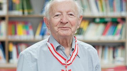 Der Holocaustüberlebende Shlomo Wolkowicz am Dienstag (01.05.12) in Herzlia in Israel mit dem Verdienstorden des Landes Brandenburg. Wolkowicz überlebte nur durch einen Zufall in Lwiw (Lemberg) Erschiessungen durch die SS. Wolkowicz hat zahlreiche Zeitzeugengespräche an Brandenburger Schulen durchgeführt. Dafür wurde er nun geehrt.