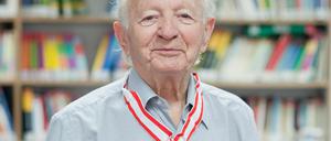 Der Holocaustüberlebende Shlomo Wolkowicz am Dienstag (01.05.12) in Herzlia in Israel mit dem Verdienstorden des Landes Brandenburg. Wolkowicz überlebte nur durch einen Zufall in Lwiw (Lemberg) Erschiessungen durch die SS. Wolkowicz hat zahlreiche Zeitzeugengespräche an Brandenburger Schulen durchgeführt. Dafür wurde er nun geehrt.