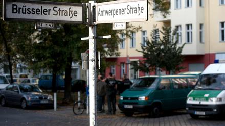 Einsatzkräfte der Polizei besprechen sich am 08.10.2012 in Berlin Wedding an der Ecke Brüsseler Straße - Antwerpener Straße vor Beginn von Luftaufnahmen eines Tatortes. Nach den Schüssen von Polizisten auf einen 50-Jährigen an der Ecke am 06.10.2012 ermittelt die Staatsanwaltschaft gegen zwei Beamte wegen versuchten Totschlags.