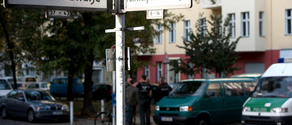 Einsatzkräfte der Polizei besprechen sich am 08.10.2012 in Berlin Wedding an der Ecke Brüsseler Straße - Antwerpener Straße vor Beginn von Luftaufnahmen eines Tatortes. Nach den Schüssen von Polizisten auf einen 50-Jährigen an der Ecke am 06.10.2012 ermittelt die Staatsanwaltschaft gegen zwei Beamte wegen versuchten Totschlags.