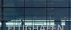 Glasfassade des Flughafenterminals.