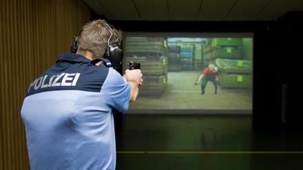 Ein Student der Fachhochschule der Polizei (FHPol) des Landes Brandenburg absolviert in der Raumschiessanlage der FHPol in Oranienburg ein Schiesstraining. Trotz einer massiven Stellenreduzierung muss die Brandenburger Polizei in den kommenden Jahren neue Mitarbeiter anwerben - es gehen viele Beamte in Pension.