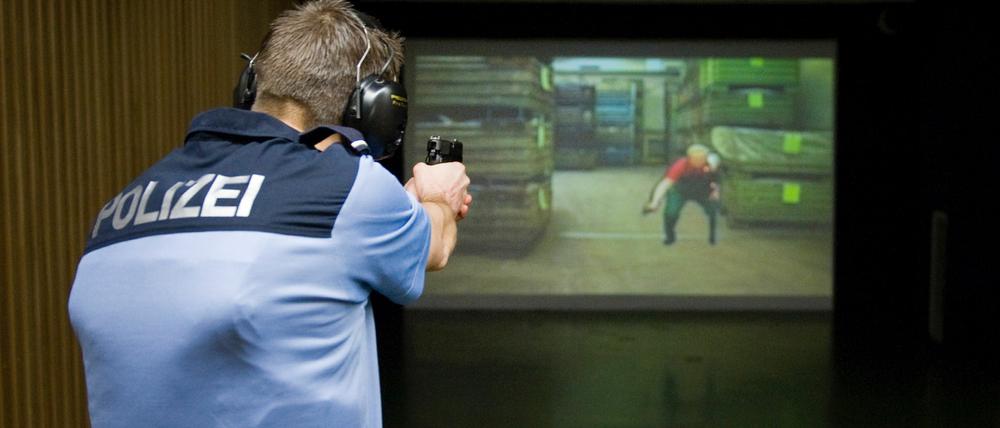 Ein Student der Fachhochschule der Polizei (FHPol) des Landes Brandenburg absolviert in der Raumschiessanlage der FHPol in Oranienburg ein Schiesstraining. Trotz einer massiven Stellenreduzierung muss die Brandenburger Polizei in den kommenden Jahren neue Mitarbeiter anwerben - es gehen viele Beamte in Pension.