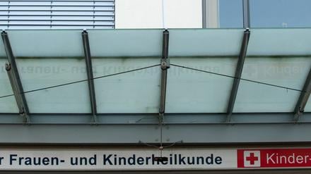 Eingang zum Gebäude des Klinikums Ernst von Bergmann (EvB) Potsdam, in dem auch die Früchenstation untergebracht ist.