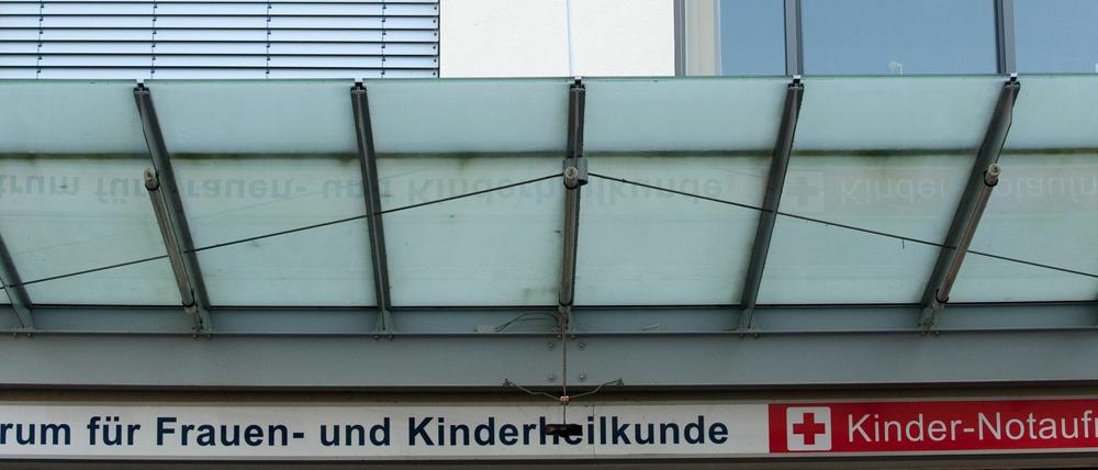 Eingang zum Gebäude des Klinikums Ernst von Bergmann (EvB) Potsdam, in dem auch die Früchenstation untergebracht ist.