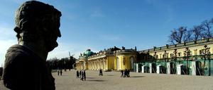 Touristen gehen bei strahlendem Sonnenschein vor der Kulisse des historischen Schlosses Sanssouci in Potsdam. Bald könnten die Hotels eine Abgabe zahlen müssen - um den Parkeintritt zu verhindern.