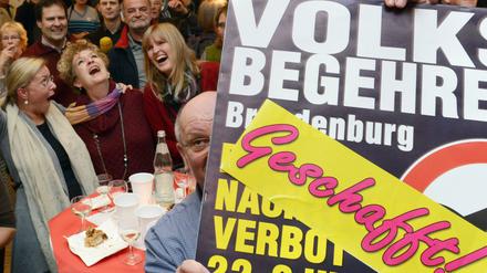 Feier in Teltow: Befürworter eines strikten Nachtflugverbotes am künftigen Hauptstadtflughafen Berlin-Brandenburg BER in Schönefeld feierten am Abend in Teltow.