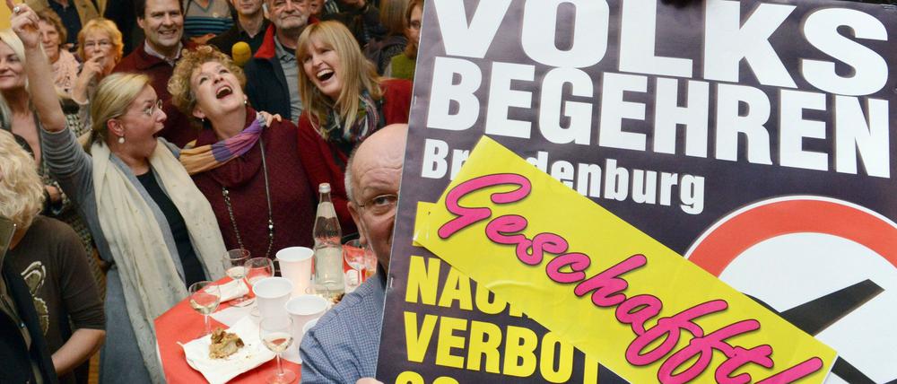 Feier in Teltow: Befürworter eines strikten Nachtflugverbotes am künftigen Hauptstadtflughafen Berlin-Brandenburg BER in Schönefeld feierten am Abend in Teltow.