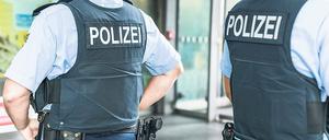 Türsteher. Fahrgäste der Bahn müssen am Wochenende mit Kontrollen durch Beamte der Bundespolizei rechnen, die an großen Bahnhöfen testweise ein Messerverbot verhängt hat.