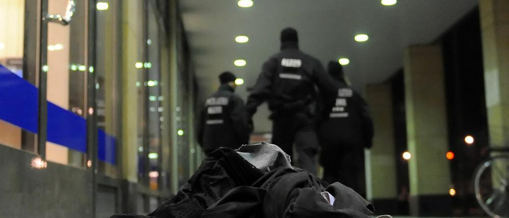 Nach einer unblutig beendeten Geiselnahme liegen Kleidungsstücke vor der Bankfiliale am 22.12.2012 im Stadtteil Zehlendorf in Berlin.