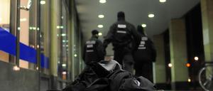 Nach einer unblutig beendeten Geiselnahme liegen Kleidungsstücke vor der Bankfiliale am 22.12.2012 im Stadtteil Zehlendorf in Berlin.