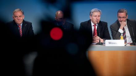 Der Chef des Flughafens Berlin-Brandenburg BER, Rainer Schwarz (l-r), Rainer Bomba, Staatssekretär im Bundesverkehrsministerium, Berlins Regierender Bürgermeister Klaus Wowereit und Brandenburgs Ministerpräsident Matthias Platzeck (beide SPD) am 17.05.2012 in Berlin eine Pressekonferenz zu verschobenen BER-Eröffnung.
