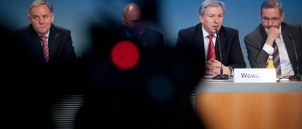 Der Chef des Flughafens Berlin-Brandenburg BER, Rainer Schwarz (l-r), Rainer Bomba, Staatssekretär im Bundesverkehrsministerium, Berlins Regierender Bürgermeister Klaus Wowereit und Brandenburgs Ministerpräsident Matthias Platzeck (beide SPD) am 17.05.2012 in Berlin eine Pressekonferenz zu verschobenen BER-Eröffnung.