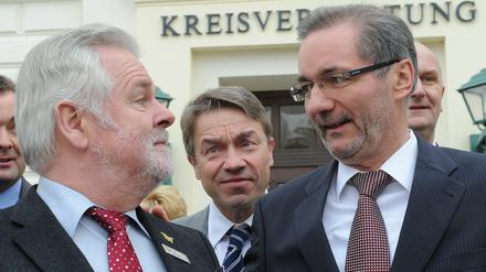 Prioritäten gesetzt: Matthais Platzeck fuhr nicht zum Bundestagshaushaltsausschuss, der Fragen zum BER-Debakel hatte. Platzeck für in die Prgnitz zum Ausflug seines Kabinetts (Hier mit Prignitz-Landrat Hans Lange, CDU).