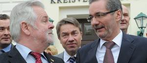 Prioritäten gesetzt: Matthais Platzeck fuhr nicht zum Bundestagshaushaltsausschuss, der Fragen zum BER-Debakel hatte. Platzeck für in die Prgnitz zum Ausflug seines Kabinetts (Hier mit Prignitz-Landrat Hans Lange, CDU).