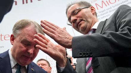 Brandenburgs Regierungschef und BER-Aufsichtsratschef Matthias Platzeck (SPD, r) am Donnerstagmorgen auf der Internationalen Tourismus Börse (ITB) mit Thomas Kropp (l), Konzernbevollmächtigter der Lufthansa.