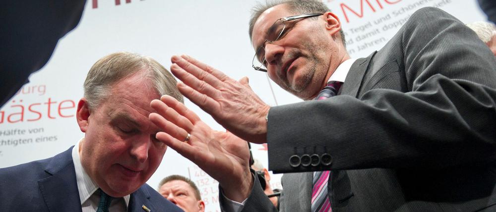 Brandenburgs Regierungschef und BER-Aufsichtsratschef Matthias Platzeck (SPD, r) am Donnerstagmorgen auf der Internationalen Tourismus Börse (ITB) mit Thomas Kropp (l), Konzernbevollmächtigter der Lufthansa.