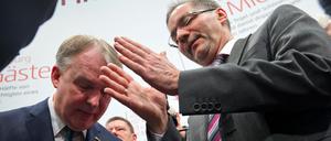 Brandenburgs Regierungschef und BER-Aufsichtsratschef Matthias Platzeck (SPD, r) am Donnerstagmorgen auf der Internationalen Tourismus Börse (ITB) mit Thomas Kropp (l), Konzernbevollmächtigter der Lufthansa.