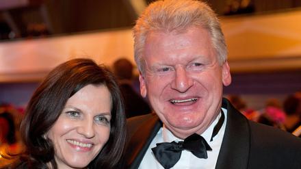 Kommt er oder nicht?, das war die Frage. Ex-Fraport-Chef Wilhelm Bender, hier am Samstag mit Ehefrau Sonja beim Ball des Sports in Wiesbaden, will doch nicht die Berliner Flughäfen leiten.