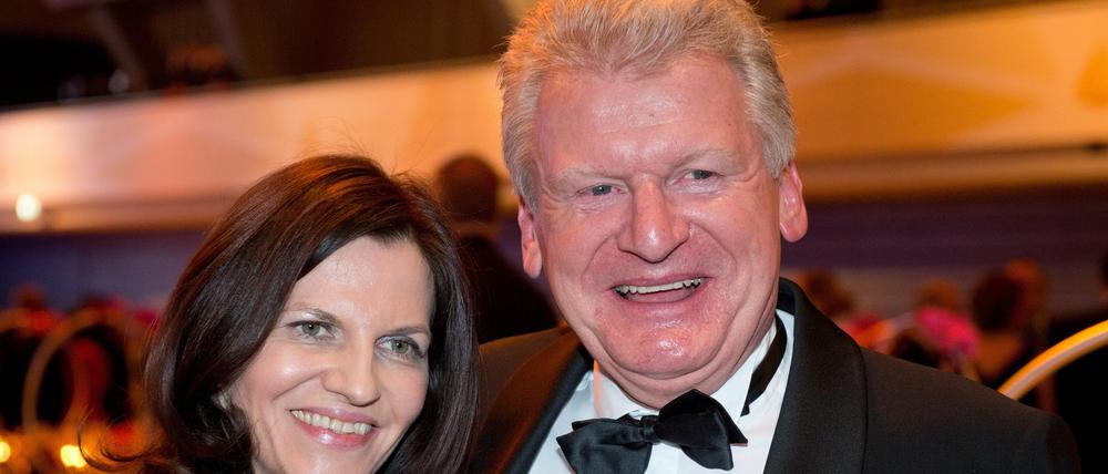 Kommt er oder nicht?, das war die Frage. Ex-Fraport-Chef Wilhelm Bender, hier am Samstag mit Ehefrau Sonja beim Ball des Sports in Wiesbaden, will doch nicht die Berliner Flughäfen leiten.