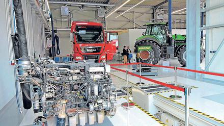 Digitales Kraftwerk. Auszubildende sollen in der neuen Halle die elektronische Steuerung des Motors verstehen lernen. In der Arbeitsgrube daneben können Traktoren untersucht werden.