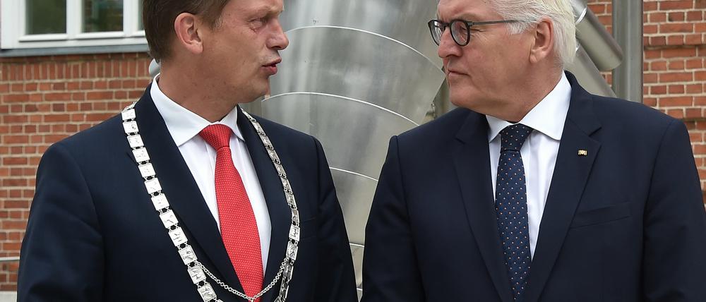 Der Cottbuser Oberbürgermeister Holger Kelch (l., CDU) im Gespräch mit Frank-Walter Steinmeier.