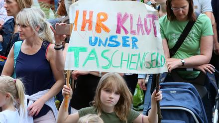 Rund 200 Eltern und Kinder demonstrierten vor dem Stadthaus für eine Rückerstattung der zuviel kassierten Kita-Elternbeiträge.