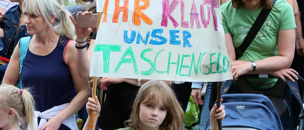Rund 200 Eltern und Kinder demonstrierten vor dem Stadthaus für eine Rückerstattung der zuviel kassierten Kita-Elternbeiträge.