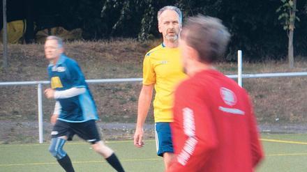 Im Schweden-Outfit. Thomas Wolter zeigt reichlich Spielverständnis.