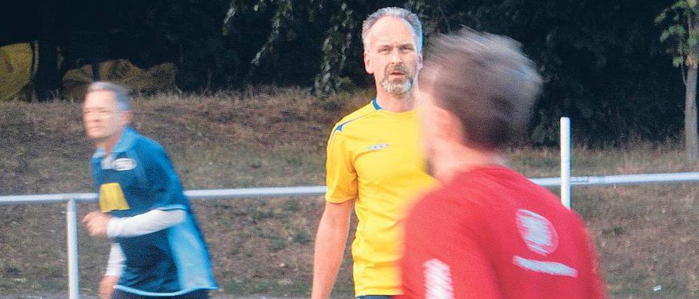 Im Schweden-Outfit. Thomas Wolter zeigt reichlich Spielverständnis.