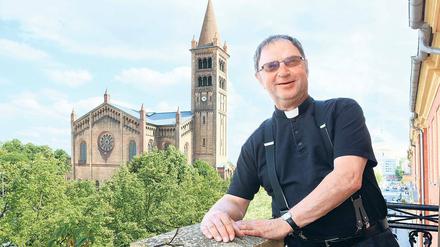 Abschied. Als Propst Klaus-Günter Müller vor 19 Jahren seine Dienstwohnung bezog, waren die Linden auf dem Bassinplatz noch sehr klein, frisch gepflanzt. Die St. Peter und Paul-Gemeinde wuchs, die Bäumchen auch. Jetzt geht Müller in den Ruhestand.