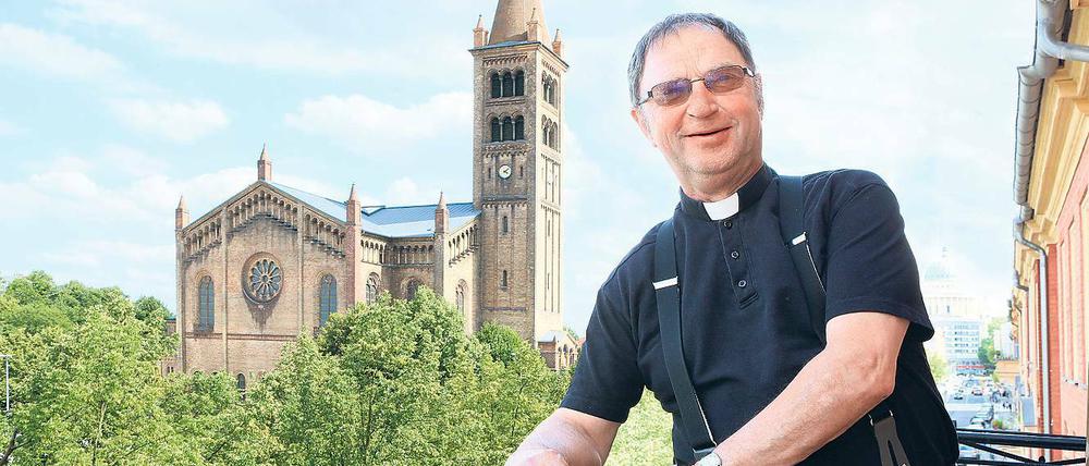 Abschied. Als Propst Klaus-Günter Müller vor 19 Jahren seine Dienstwohnung bezog, waren die Linden auf dem Bassinplatz noch sehr klein, frisch gepflanzt. Die St. Peter und Paul-Gemeinde wuchs, die Bäumchen auch. Jetzt geht Müller in den Ruhestand.