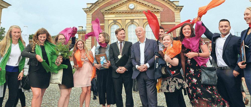 Abschluss in der Tasche. Am Uni-Standort Neues Palais haben Klimaforscher Hans Joachim Schellnhuber (Mitte rechts) und der Präsident der Universität Potsdam Oliver Günther (Mitte links) am Donnerstag die diesjährigen Absolventen feierlich verabschiedet.