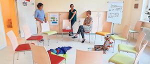 Viel Platz. In den neuen Räumen der Asklepios-Klinik im Handwerkerhaus auf dem Oberlin-Gelände sollen künftig mehrere Familien gemeinsam an Lösungen für ihre Probleme arbeiten. Annegret Eckhart-Ringel (l.) erklärte den Therapieansatz bei der Eröffnung der neuen Räume.