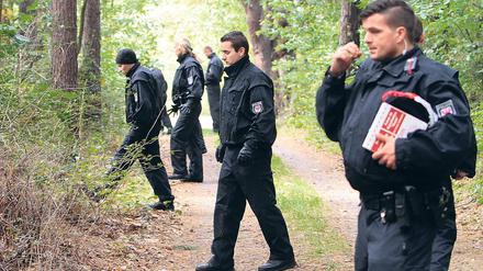 Großaufgebot. Bis zu 300 Polizisten waren im Maskenmann-Fall zeitweise auf Spurensuche. In der zuständigen Soko „Imker“ gab es heftige Querelen.