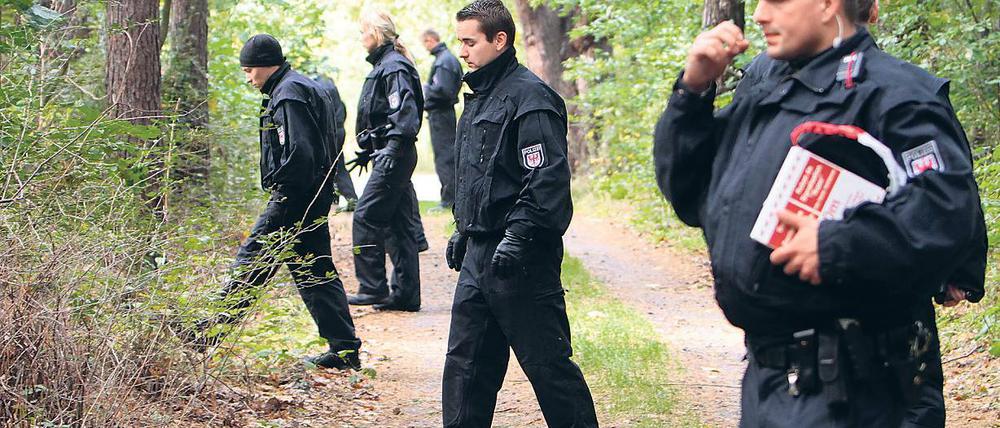Großaufgebot. Bis zu 300 Polizisten waren im Maskenmann-Fall zeitweise auf Spurensuche. In der zuständigen Soko „Imker“ gab es heftige Querelen.